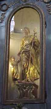 Lato destro della chiesa parrocchiale di S. Lorenzo Lato destro della chiesa parrocchiale di S. Lorenzo