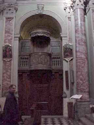 Il lato sinistro della chiesa parrocchiale di S. Lorenzo