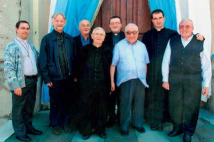 Don Giacomo e alcuni sacerdoti